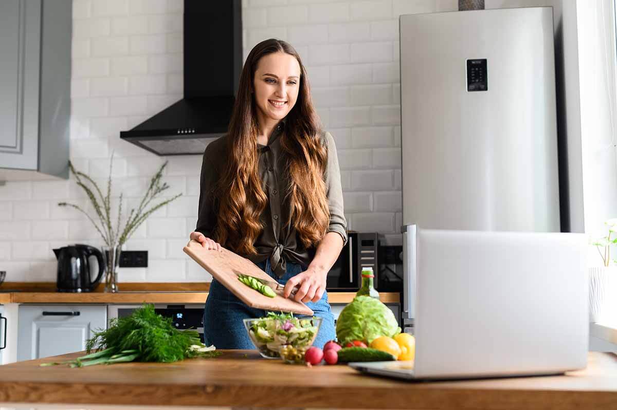 You are currently viewing 5 Steps to Becoming an Online Nutritionist Coach